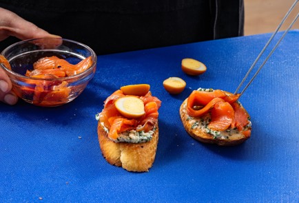 Фото шага рецепта Брускетты из багета с ассорти из сыров 188037 шаг 10  