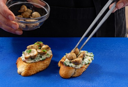 Фото шага рецепта Брускетты из багета с ассорти из сыров 188037 шаг 11  