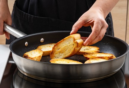 Фото шага рецепта Брускетты из багета с ассорти из сыров 188037 шаг 3  