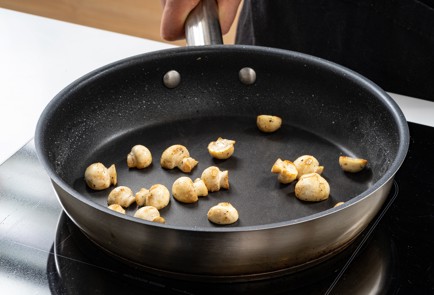 Фото шага рецепта Брускетты из багета с ассорти из сыров 188037 шаг 4  