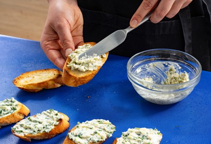 Фото шага рецепта Брускетты из багета с ассорти из сыров 188037 шаг 8  