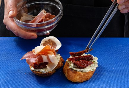 Фото шага рецепта Брускетты из багета с ассорти из сыров 188037 шаг 9  