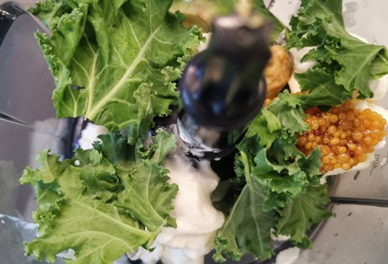 Фото шага рецепта Брускетты с авокадо семгой и яйцом пашот 152244 шаг 4  