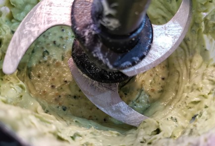 Фото шага рецепта Брускетты с авокадо семгой и яйцом пашот 152244 шаг 5  