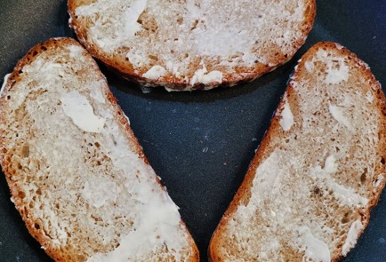 Фото шага рецепта Брускетты с авокадо семгой и яйцом пашот 152244 шаг 6  