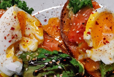 Фото шага рецепта Брускетты с авокадо семгой и яйцом пашот 152244 шаг 9  