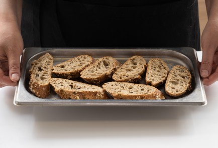 Фото шага рецепта Брускетты с куриным риетом 140336 шаг 11  