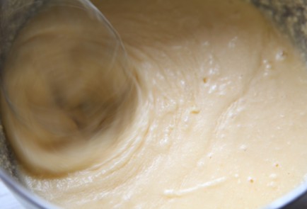 Фото шага рецепта Брусничный кекс с кусочками шоколада 173792 шаг 2