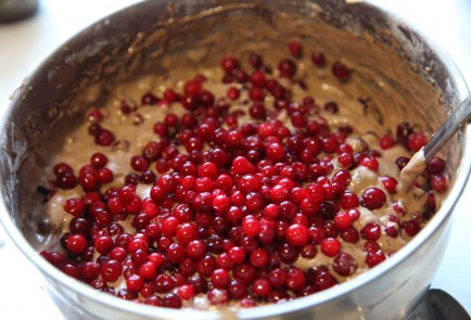 Фото шага рецепта Брусничный кекс с кусочками шоколада 173792 шаг 8