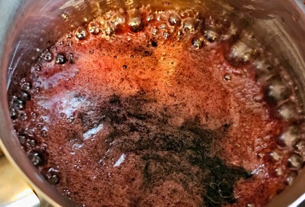 Фото шага рецепта Брусничный соус к мясу 190339 шаг 10  