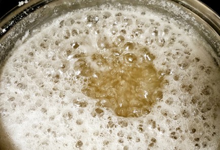 Фото шага рецепта Брусничный соус к мясу 190339 шаг 5  