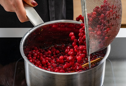 Фото шага рецепта Брусничный соус на зиму 190385 шаг 7  