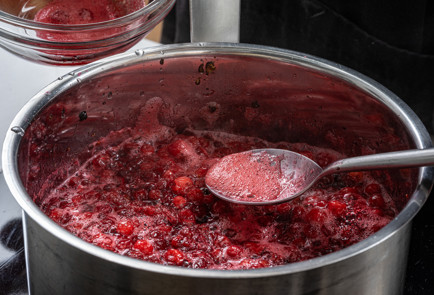 Фото шага рецепта Брусничный соус на зиму 190385 шаг 8  
