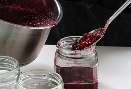 Фото шага рецепта Брусничный соус на зиму 190385 шаг 9  