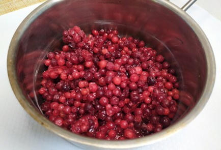 Фото шага рецепта Брусничный соус 190473 шаг 1  