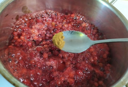 Фото шага рецепта Брусничный соус 190473 шаг 4  