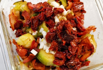 Фото шага рецепта Брюссельская капуста обжаренная с беконом и сыром 153028 шаг 12  