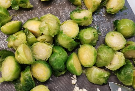 Фото шага рецепта Брюссельская капуста обжаренная с беконом и сыром 153028 шаг 5  