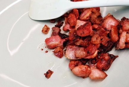 Фото шага рецепта Брюссельская капуста обжаренная с беконом и сыром 153028 шаг 6  