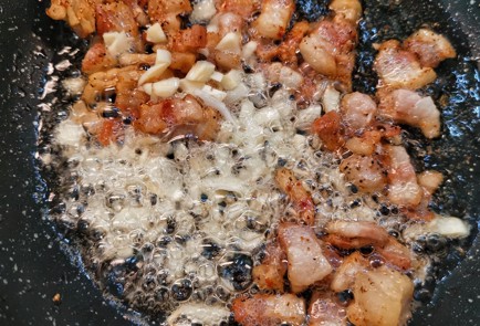 Фото шага рецепта Брюссельская капуста со шкварками и сыром 152598 шаг 10  