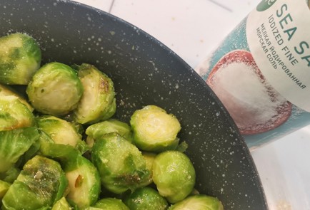 Фото шага рецепта Брюссельская капуста со шкварками и сыром 152598 шаг 3  