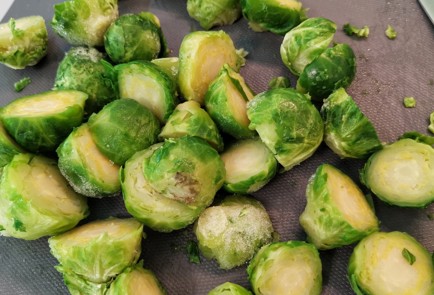 Фото шага рецепта Брюссельская капуста со сливками и сыром 152512 шаг 1