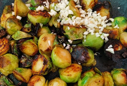 Фото шага рецепта Брюссельская капуста со сливками и сыром 152512 шаг 6