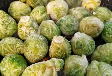 Фото шага рецепта Брюссельская капуста на сковороде с сыром 151758 шаг 2  