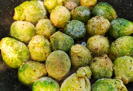 Фото шага рецепта Брюссельская капуста на сковороде с сыром 151758 шаг 3  