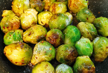 Фото шага рецепта Брюссельская капуста на сковороде с сыром 151758 шаг 4  