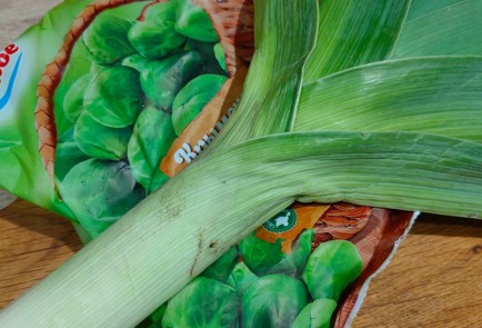 Фото шага рецепта Брюссельская капуста тушеная с пореем зеленой фасолью и солеными огурцами 188028 шаг 1  