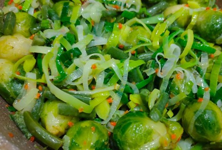 Фото шага рецепта Брюссельская капуста тушеная с пореем зеленой фасолью и солеными огурцами 188028 шаг 10  