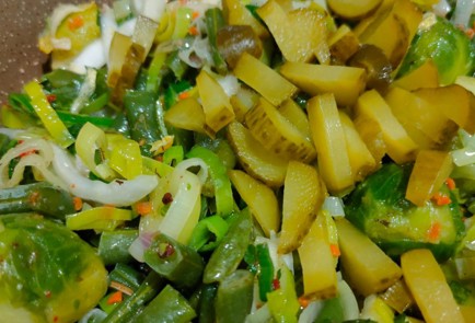 Фото шага рецепта Брюссельская капуста тушеная с пореем зеленой фасолью и солеными огурцами 188028 шаг 13  