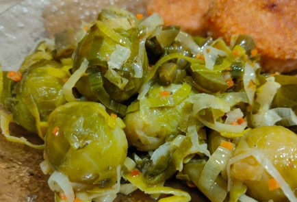 Фото шага рецепта Брюссельская капуста тушеная с пореем зеленой фасолью и солеными огурцами 188028 шаг 14  