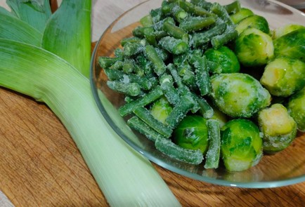 Фото шага рецепта Брюссельская капуста тушеная с пореем зеленой фасолью и солеными огурцами 188028 шаг 2  