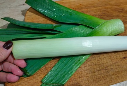 Фото шага рецепта Брюссельская капуста тушеная с пореем зеленой фасолью и солеными огурцами 188028 шаг 3  