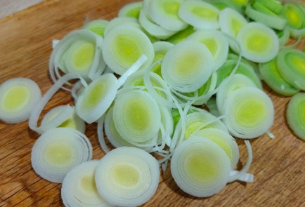 Фото шага рецепта Брюссельская капуста тушеная с пореем зеленой фасолью и солеными огурцами 188028 шаг 4  