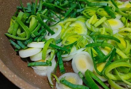 Фото шага рецепта Брюссельская капуста тушеная с пореем зеленой фасолью и солеными огурцами 188028 шаг 6  