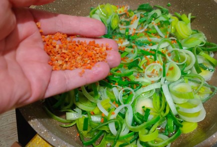 Фото шага рецепта Брюссельская капуста тушеная с пореем зеленой фасолью и солеными огурцами 188028 шаг 7  