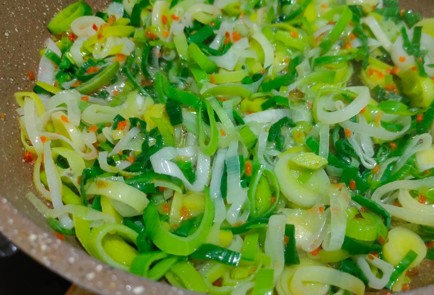 Фото шага рецепта Брюссельская капуста тушеная с пореем зеленой фасолью и солеными огурцами 188028 шаг 8  