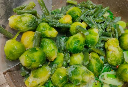 Фото шага рецепта Брюссельская капуста тушеная с пореем зеленой фасолью и солеными огурцами 188028 шаг 9  