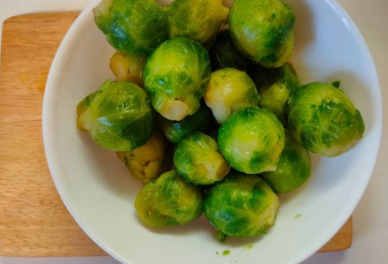 Фото шага рецепта Брюссельская капуста жареная в панировке 188681 шаг 2