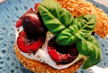 Фото шага рецепта Булочка со сметаной и черешней 173888 шаг 10