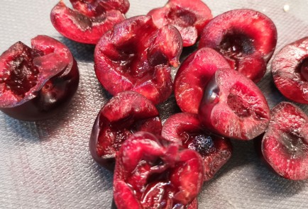 Фото шага рецепта Булочка со сметаной и черешней 173888 шаг 8