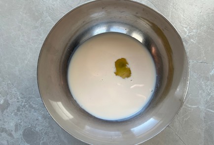 Фото шага рецепта Булочки с бананом и шоколадом 187051 шаг 2  