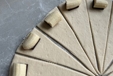 Фото шага рецепта Булочки с бананом и шоколадом 187051 шаг 8  