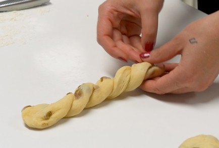 Фото шага рецепта Булочки с изюмом 150945 шаг 11  