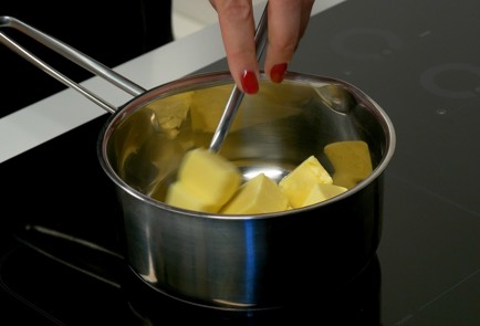 Фото шага рецепта Булочки с изюмом 150945 шаг 2  