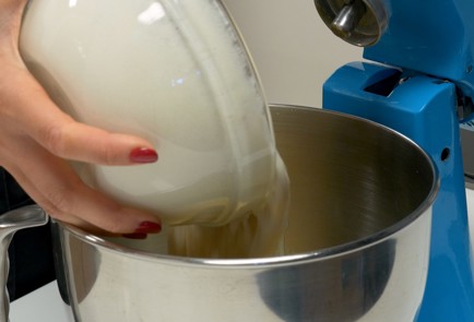 Фото шага рецепта Булочки с изюмом 150945 шаг 4  