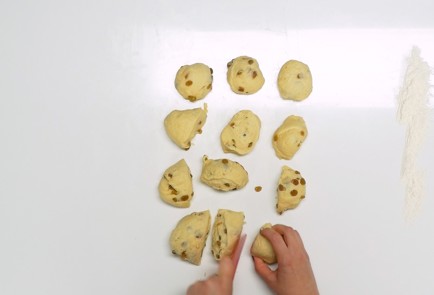 Фото шага рецепта Булочки с изюмом 150945 шаг 9  